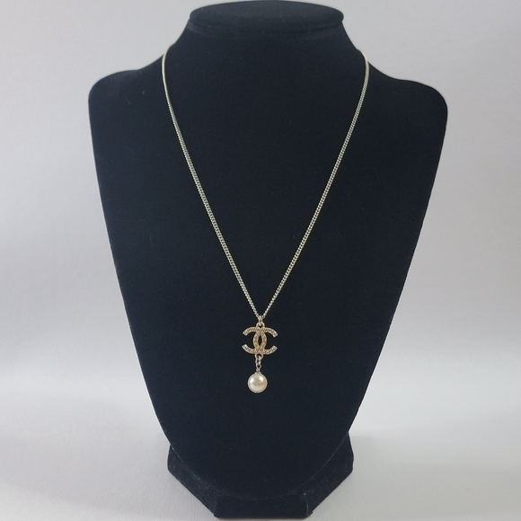 CHANEL CC Logo Gold Plated x Pearl Gold Necklace - Picture 3 of 7